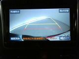 バックガイドモニター付き。車両後方の映像をナビ画面に表示し、駐車などの後退操作をサポートします。
