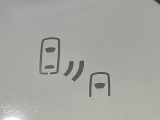 【ブラインドスポットモニター】走行中、ドアミラーの死角になりやすい箇所に後続車が接近するとサイドミラーのレンズに警告を表示!ドライバーに注意喚起をしてくれます。
