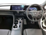 運転席周りのレイアウトをご覧ください。ナビゲーションが綺麗に装着されスッキリ収まってますね!操作スイッチも手が届きやすくわかりやすいです!