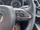 アダプティブクルーズコントロール機能付きです。走行中に先行車の様子を検知しながら、設定した車速の範囲内で先行車との距離のキープを支援します。詳細は販売店スタッフまでおたずねください。