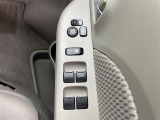 【パワーウインドウ】運転席のスイッチで、各席の窓ガラスの開閉ができます。あると便利ですよね。