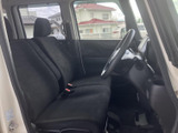 広々とした室内空間で、ゆったりとくつろげる運転席。見やすいメーター類や操作しやすいスイッチ類が、快適な運転をサポートします。