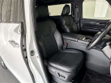 運転席/助手席です。姿勢が崩れず正確なステアリング操作で安心です。