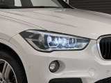 アダプティブLEDヘッドライトはステアリングを切った方向を照らします。