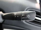 車外の明るさに応じて、自動的にライトの点灯・消灯をしてくれます