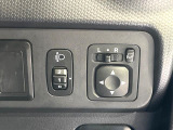【電動格納ミラー】サイドミラーは電動格納式となっており、狭い駐車場でもキズがつくリスクを抑えられます。