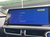 お好みの音楽をクリアな音質で楽しめます。ラジオやBluetooth接続にも対応し、快適な車内空間を演出します。