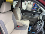 【フロントシート】インパネにシフトが付いているので足元広々!運転席から助手席の移動も楽々♪どちらからでも乗り降り出来るので、狭い場所の乗り降りも楽ちんですよ♪