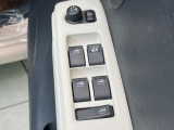 【電動格納ミラー】サイドミラーは電動格納式となっており、狭い駐車場でもキズがつくリスクを抑えられます。