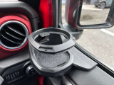 運転席・助手席には社外のドリンクホルダーが装備されています。