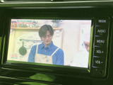 鮮やかな色彩で動画を楽しめるモニター。後席の乗員の方も快適な時間を過ごせるよう、配慮されています。