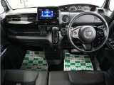 運転にかかわる様々な操作を安全に行えるように視点移動が少なく、操作性に配慮されたスイッチ類が凝縮されたコクピットです。