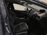 高いホールド性で運転姿勢が安定します。長距離ドライブでも疲れにくいのが魅力です。快適なドライビングライフをお送りください♪