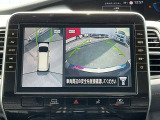 上空から見下ろしているかのような映像をディスプレイに映し出し、スムースな駐車をサポートします。画面は「トップビュー」のほか「サイドブラインドビュー」への切り換えが可能。ますます安心です
