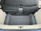 ラゲッジルーム下には収納スペースあります。