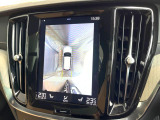 【360&deg;ビューカメラ】4台の高解像度カメラで360度の鳥瞰図を表示。隣の車や壁、死角にある障害物などを画面で確認できるため、狭いスペースでの駐車・出入りも安心です。
