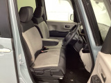 【ベンチシート】運転席と助手席の移動もスムーズ!狭い駐車場での乗り降りや、お子様の乗り降りにも便利です。座席の間にコンソールボックスやドリンクホルダーがないため、車内空間が広く感じます。