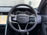 ムダのないインテリアデザインは運転席にお座りいただくと、上質なシートがお客様を包み込みます。ステアリングも握りやすい設計になっておりますのでとっさのハンドル操作も可能です。
