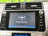 【メーカー純正8型ナビ】インテリアに溶け込むスタイリッシュな「専用設計」メーカーナビを装備♪視認性や操作性など基本性能にも優れ、より上質なカーライフをお楽しみいただけます。