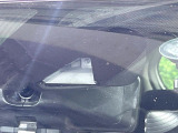 【エマージェンシーブレーキ】走行中に前方の車両等を認識し、衝突しそうな時は警報とブレーキで衝突回避と被害軽減をアシスト。より安全にドライブをお楽しみいただけます。