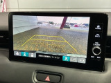 リバースギアに入れるだけで後方の表示へ切り替わります。夜間や雨の日の駐車も楽になりますよ。