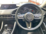 【運転席インテリアデザイン】左右対称のインテリアデザインでドライバーを包み込み運転に集中できるように設計されています。