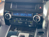 運転席と助手席で別々に温度設定が可能!同乗者も快適に過ごせる「デュアルオートエアコン」を装備。それぞれの好みの温度でドライブを楽しめます!(74文字)