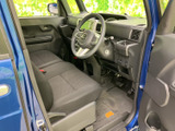 広々とした室内空間が魅力的な運転席。シートの形状も工夫されており、長時間の運転でも疲れにくいでしょう。快適なドライブを楽しめます。