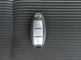 〔インテリジェントキー〕機械的に鍵を開閉するのではなく、バックやポケットの中に持っているだけで開閉やエンジン始動なども可能なインテリジェントキーシステムです(スペア付き)