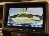 リバースギアに入れるだけで後方の表示へ切り替わります。夜間や雨の日の駐車も楽になりますよ。