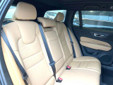 広々とした2列目シートは居住性が高く、居心地も快適!友達や家族とのお出かけにぴったりです。ベビーシートやチャイルドシート使用時も快適にお過ごしいただける十分な空間を確保しています。