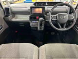 運転のしやすさを最優先に設計された見晴らしの良いインパネ。車両間隔が掴みやすく狭い道でも安心。