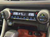 左右独立温度コントロールフルオートエアコンです。運転席、助手席それぞれで独立して温度設定ができます。冷え性の方が乗っても安心ですね♪