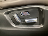 運転席にはパワーシートを装備!シート位置を記憶するメモリー機能付きなのでご夫婦で2名分セットすると便利です♪