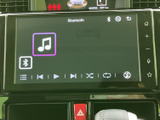 高精細なディスプレイが、ドライブ中のエンターテイメントを彩ります。Bluetooth接続で、お気に入りの音楽をワイヤレスで楽しめます。