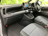運転に必要な情報を一目で確認できる、機能的なメーターパネル。安全運転をサポートする装備も充実しています。