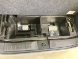 スペア-タイヤが無い為、パンクをした時に必要なコンプレッサ-(電源ソケットに差し込むだけで簡単に空気を入れられます)とパンク修理剤が付いています。