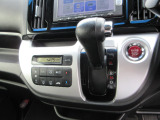 インパネシフトだから視線の移動も少なく足元もスッキリ♪運転席もゆったりしているのでゆとりを持ってドライブできますね!