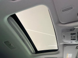 【サンルーフ】開放感たっぷりの希少装備、サンルーフが装着されています!車内に明かりを取り入れたり景色を楽しむ以外にも、車内の空気も簡単に換気できて快適です!