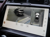 360&deg;サラウンドカメラを搭載。車両周囲の状況をモニターに映し出し、駐車時や狭い道での運転をサポートします。死角を減らし、安心感のあるドライブをお楽しみいただけます。