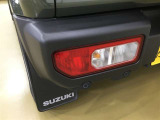 コーナーセンサーを車の前後に装備。障害物までの距離に応じて警告音を変えてお知らせ。縦列駐車時や駐車場・車庫などでの取り回しをサポートします。詳細は販売店スタッフまでおたずねください。