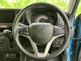 握りやすいステアリングは、運転操作をスムーズにします。操作しやすいボタン配置で、運転中でも快適に機能を利用できます。