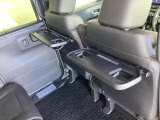 折りたたみ式のシートバックテーブルは限られた空間を有効活用。車内の家族時間をもっと快適に。休憩時のちょっとした小物置に使える、前席背面の格納式テーブルが付いています。