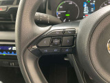 運転中、オーディオの操作をしてて、ハッとしたことはありませんか?ステアリングスイッチは、運転中でもハンドルでオーディオの操作が可能です。安全なドライブをサポートします。