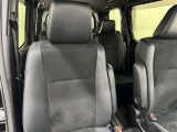高いホールド性で運転姿勢が安定します。長距離ドライブでも疲れにくいのが魅力です。