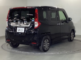 スライドドアは通常のドアに比べて、車のボディーに対し平行に開閉し、開けてもスペースを取りません。出入り口が大きいドアはお子様のいるご家庭はもちろん、混んだ駐車場でも大活躍です!
