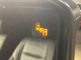 【ブラインドスポットモニター】走行中、ドアミラーの死角になりやすい箇所に後続車が接近するとサイドミラーのレンズに警告を表示!ドライバーに注意喚起をしてくれます。