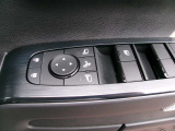 ドアミラーの鏡面の調節、格納は運転席からすべて操作できます!