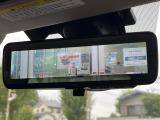 【スマートリヤビューミラー】後席の大きな荷物や同乗者で後方が確認しづらい時でも安心!カメラが撮影した車両後方の映像をルームミラー内に表示。クリアな視界で状況の確認が可能です!