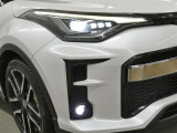 LEDヘッドライトです。デザイン性がよくとても明るいので、夜間の走行や悪天候でも安心です。しかも長寿命!